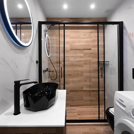 Reflection, Nilie Hospitality Mgmt Salonicco